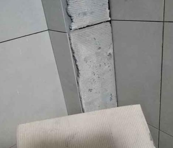 孟村瓷砖空鼓维修公司分享下厨房瓷砖脱落的补救措施。